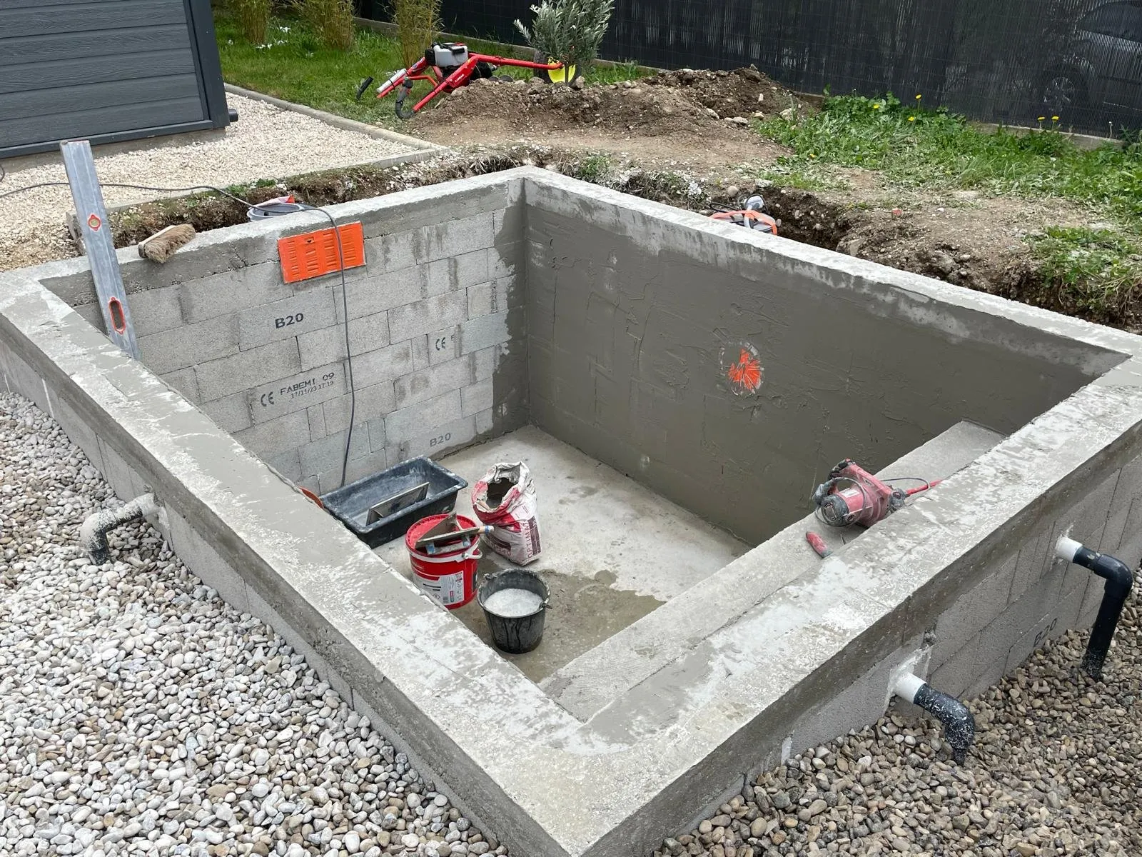 Bassin en blocs béton en cours de construction