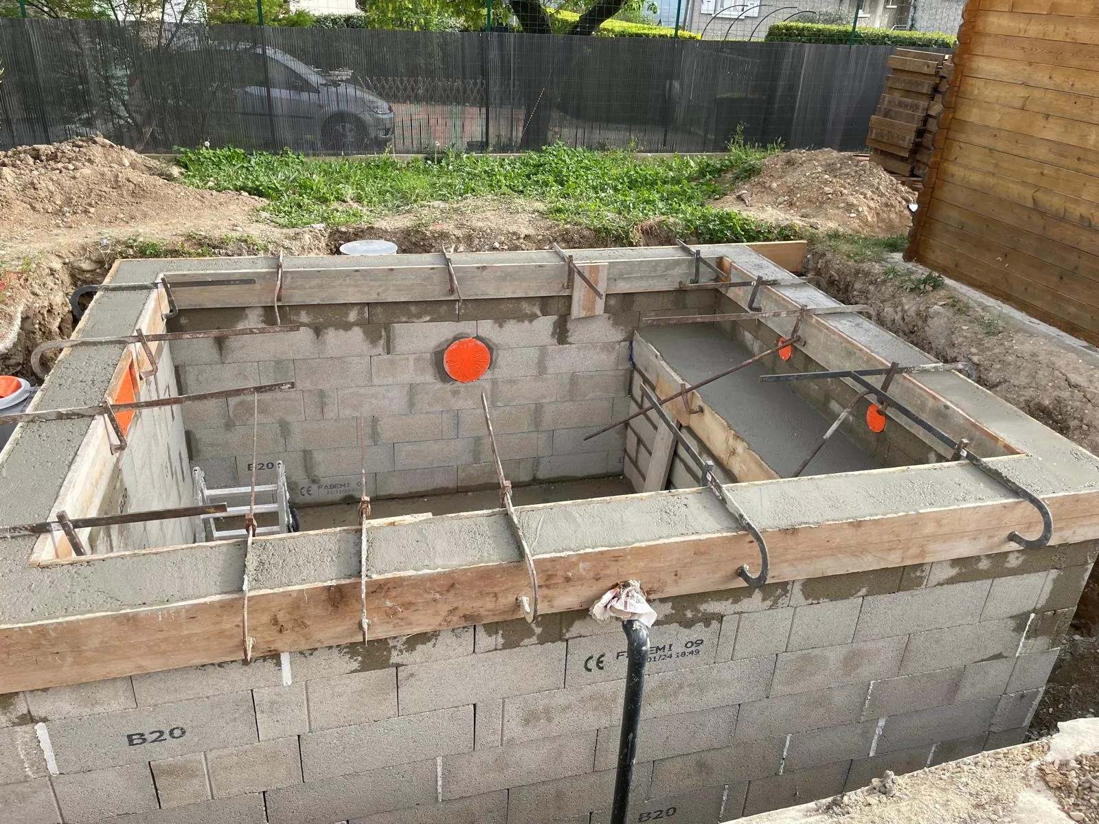 Maçonnerie du bassin en blocs béton