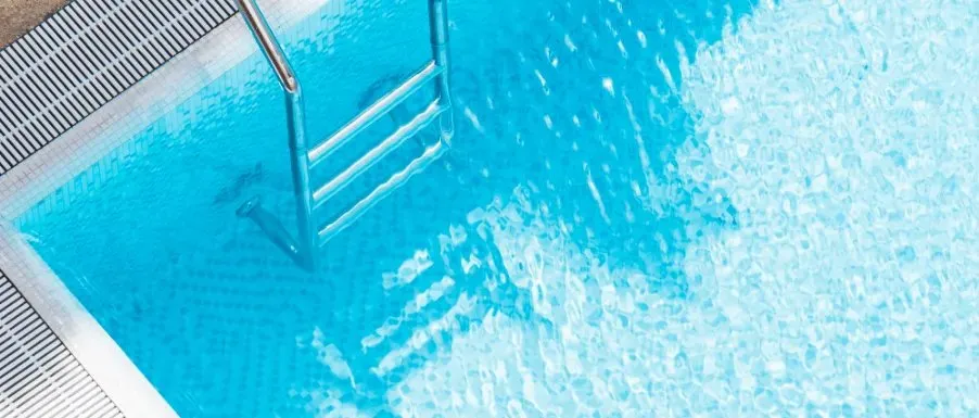 Eau claire et échelle inox d’une piscine