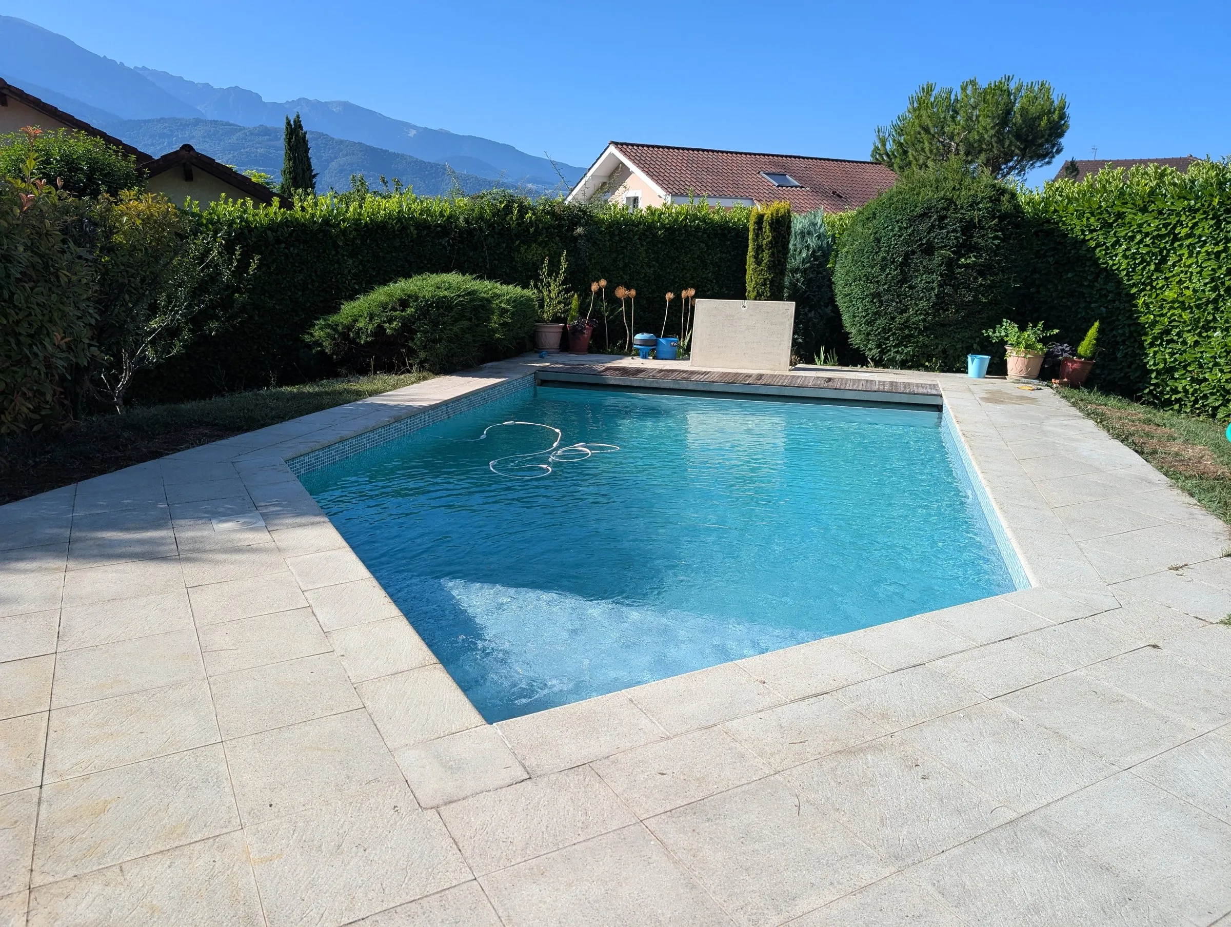 Piscine terminée avec plage en dalles claires
