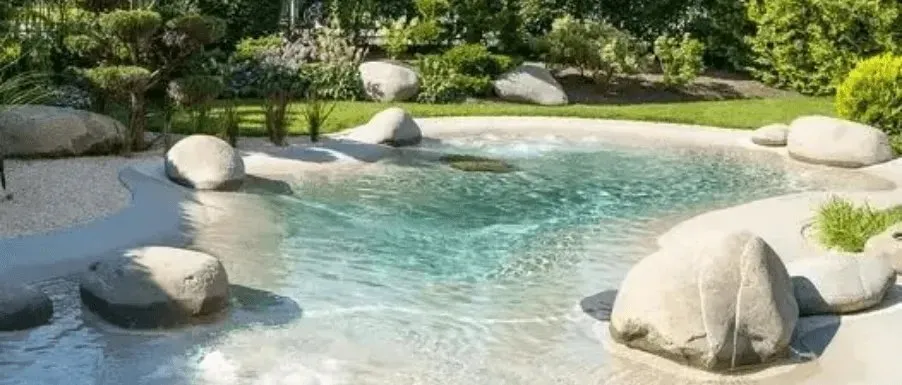 Piscine naturelle façon lagon avec rochers