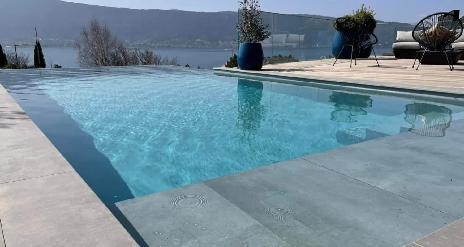 Piscine à débordement avec vue sur le lac et les montagnes