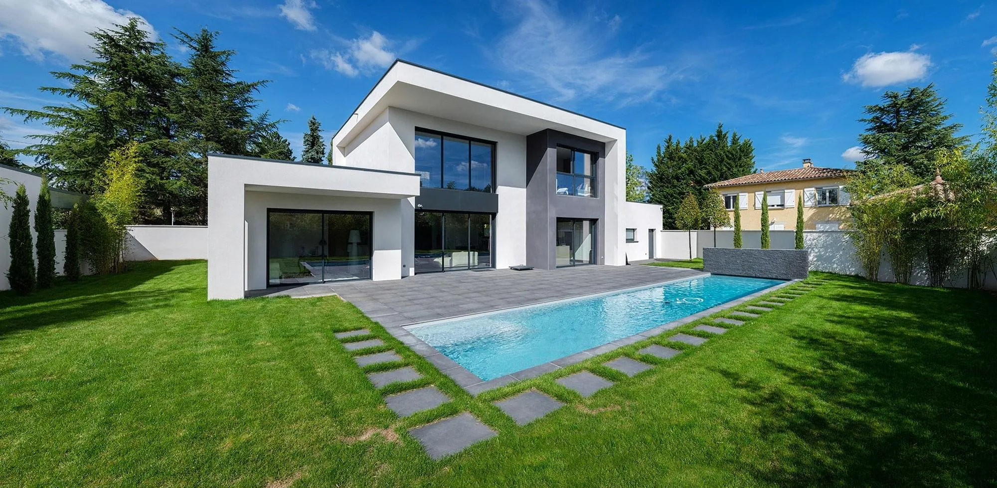 Piscine rectangulaire devant une villa moderne